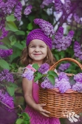 Увлекающаяся маленькая девочка, окруженная яркими цветами и радостью.