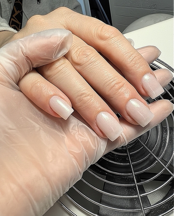 На фото показан результат процедуры укрепления ногтей полигелем. Работа заняла 2,5 часа, что включает подготовку ногтевой пластины, нанесение базы, моделирование полигелем и финальное покрытие.