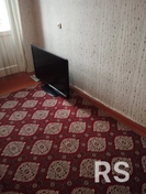 Чистка ковра, расположенного в зале однокомнатной квартиры, с помощью средств для ковровых покрытий и пароочистителя Керхер.