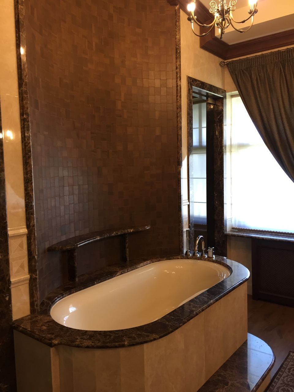 На этом фото — мой любимый и сложный объект, над которым я работал два месяца. Делал его с нуля. В нём три помещения: ванная, душевая и санузел.