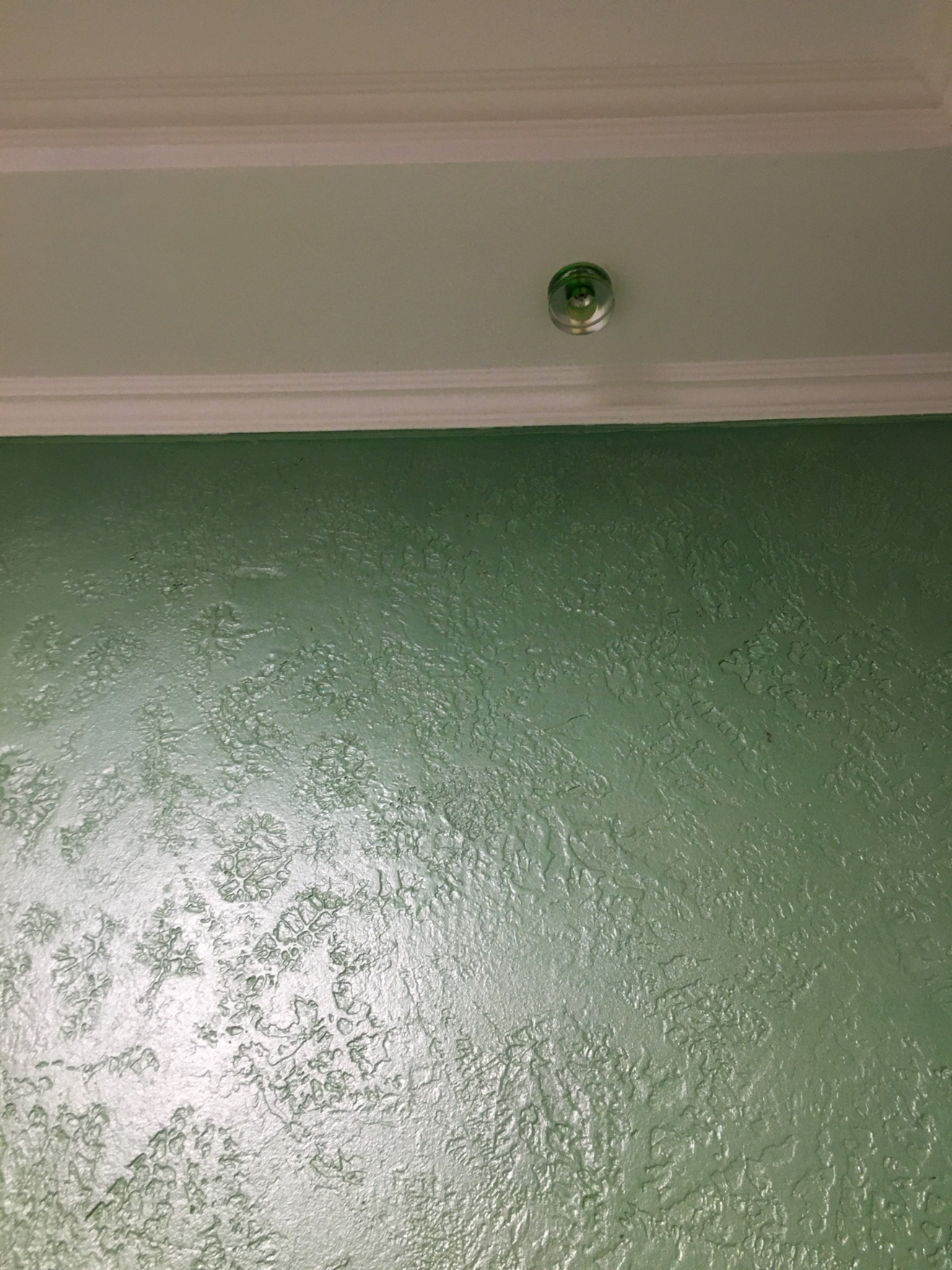 На фото показана декоративная штукатурка с текстурой, напоминающей естественный камень.