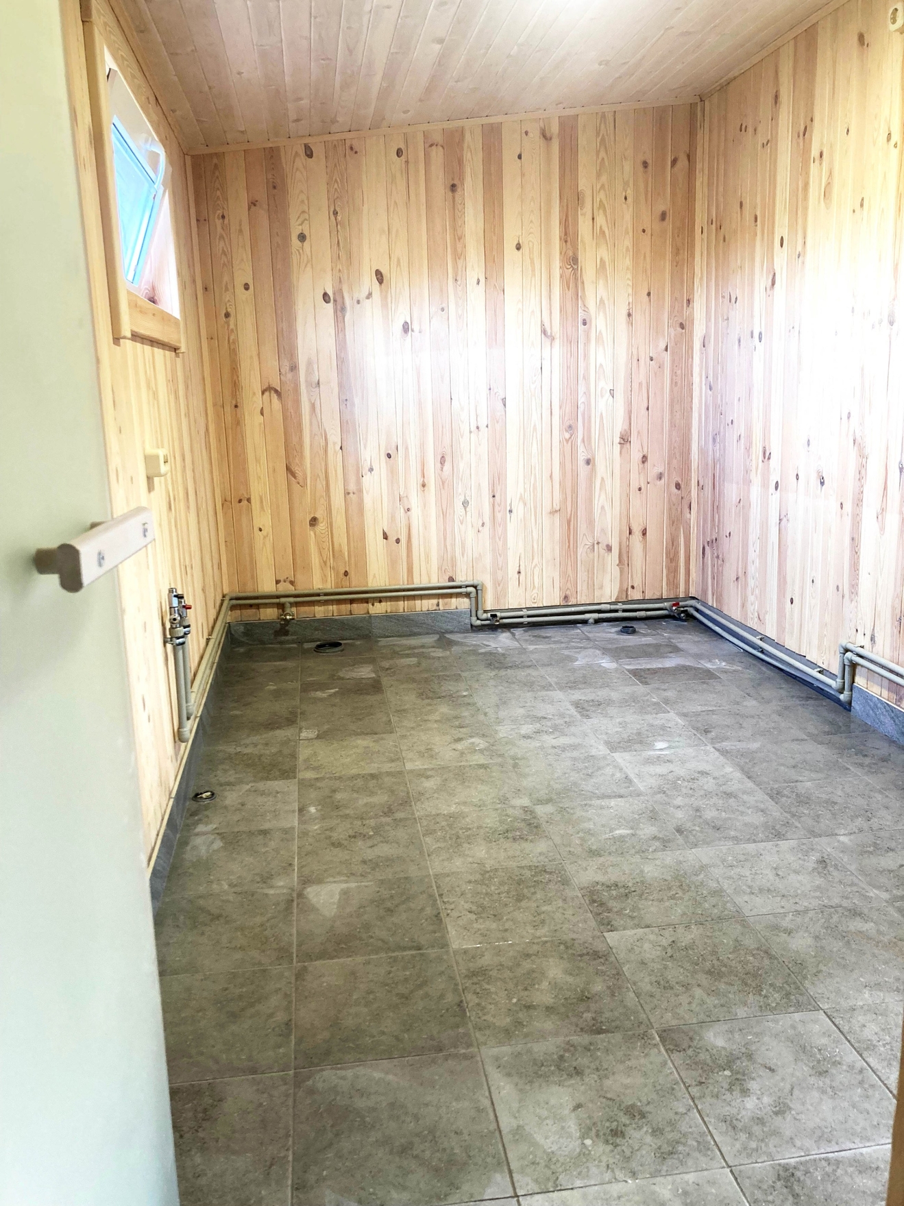 Укладка плитки на пол в бане с затиркой швов.