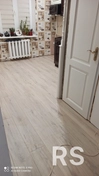 Укладка ламината на кухне и в коридоре без порожков. Ламинат EGGER 33 класса, влагостойкий.