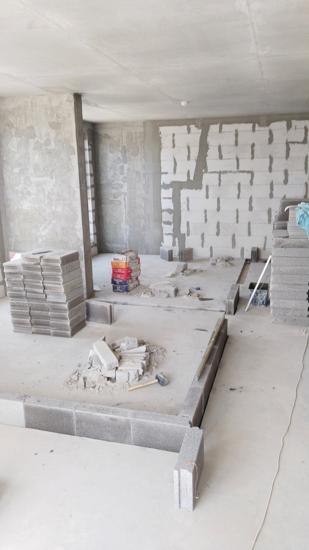 Кладка межкомнатных перегородок из блоков, разметка и планировка стен.