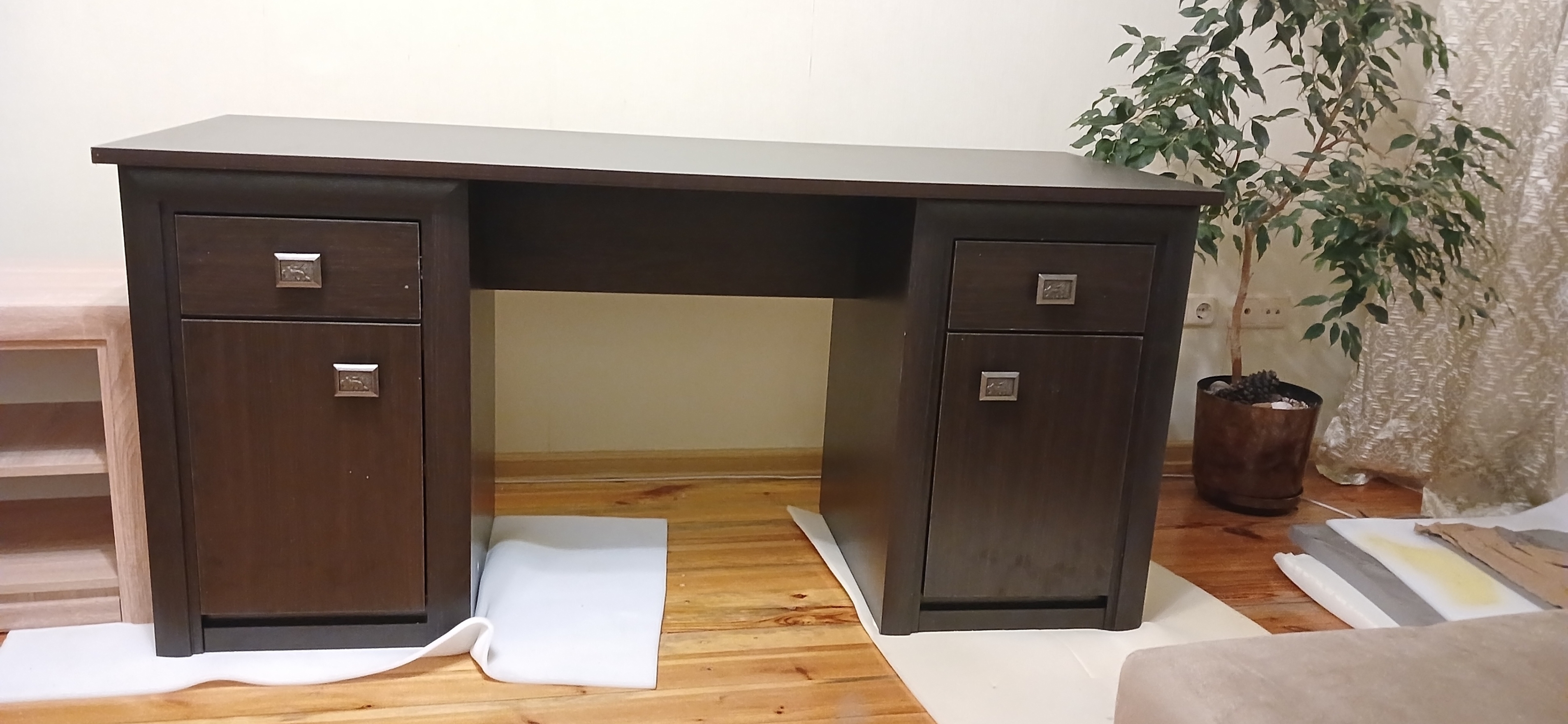 Собрал письменный стол Milan 2D2S.
Слегка расстроила грязная столешница и отсутствие присадки, но в целом получилось неплохо. На сборку ушло около 2,5 часа.