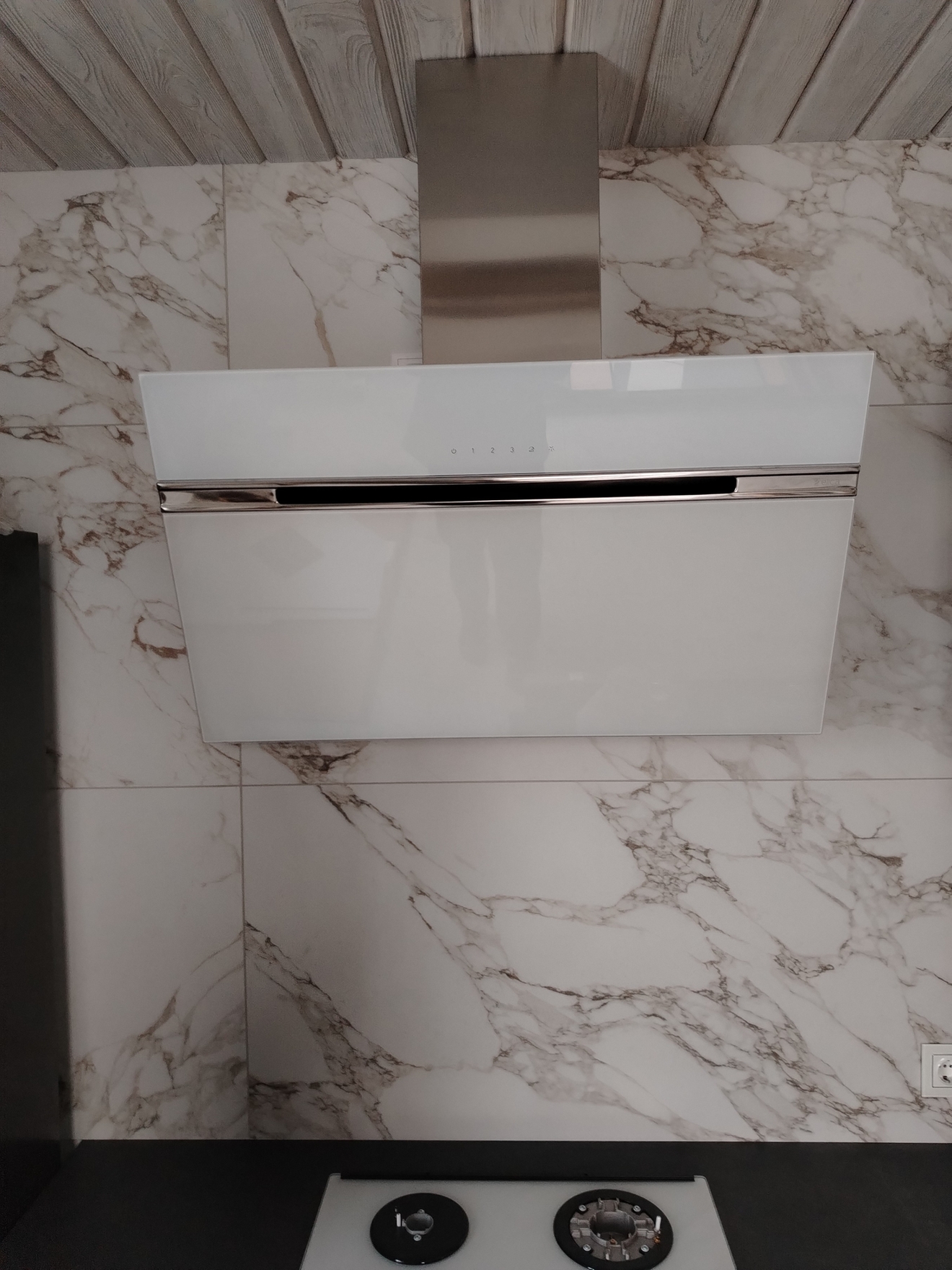 Керамогранит размером 1200 * 600 мм уложен на рабочую зону кухни.
Материалы: Керамогранит, влагостойкий клей, затирка, пластиковые крестики для швов.
Поверхность выровнена, плитка нарезана, уложена с соблюдением уровня и аккуратно затерта для долговечности.