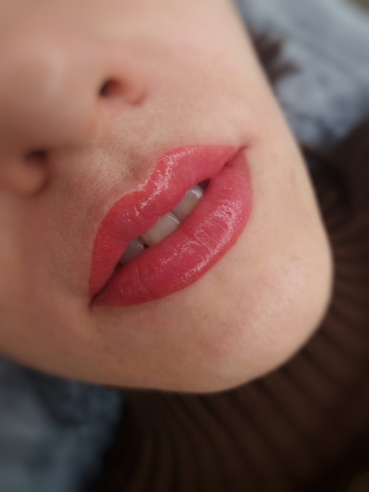 Cделали перманентный макияж губ в лёгкой растушовке, что бы при заживлениии контур был мягким. Скорректировали ассиметрию.