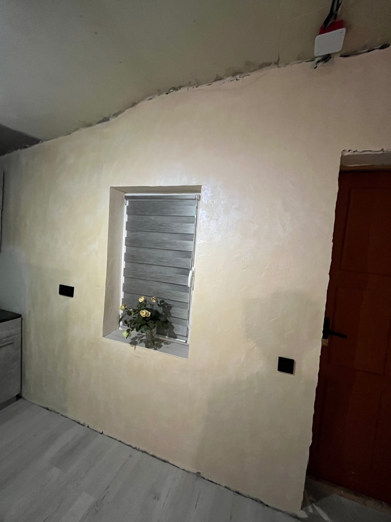 Стены тщательно очищены, загрунтованы и выровнены гипсовой штукатуркой для создания идеально гладкой поверхности. Нанесена фактурная декоративная штукатурка с последующей колеровкой в светлый оттенок для акцентной зоны.