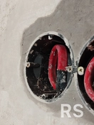 Черновой вариант окончания работы по установке подрозетника. Горизонт, вертикаль в уровне, кабель изолирован, уложен за плоскость стены.