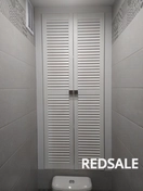 На фото представлен распашной шкаф для скрытия труб в туалете. Шкаф смонтирован так, чтобы обеспечить удобный доступ к трубам при необходимости, сохраняя при этом функциональность и эстетику помещения.