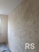 Работа была выполнена в 4 этапа: штукатурка по маякам, шпаклевка,нанесение рисунка, покраска.