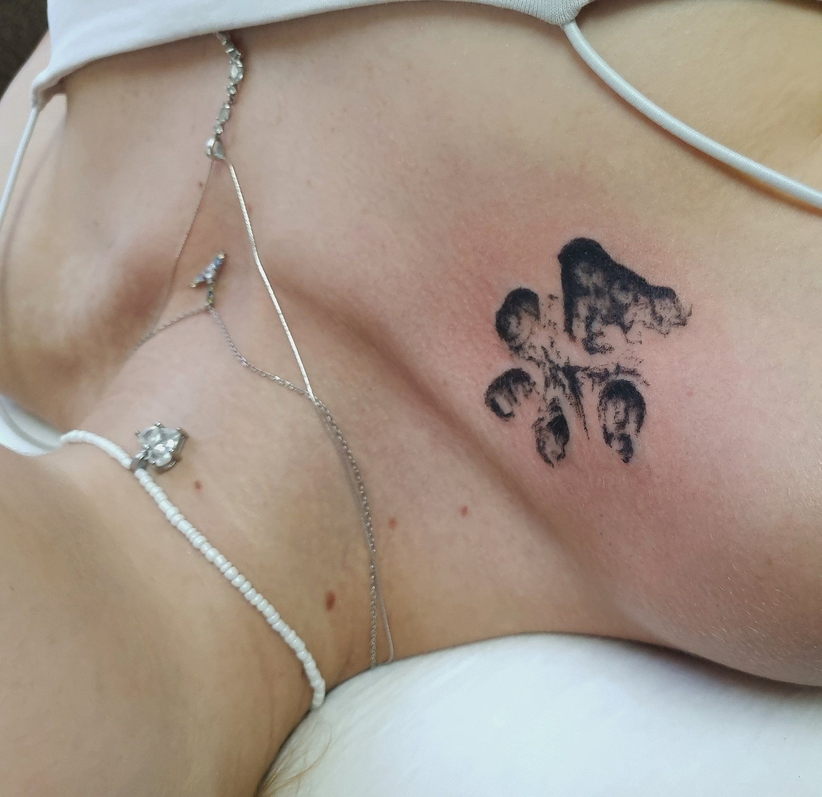 Тату для девушки. След лапы любимого питомца.