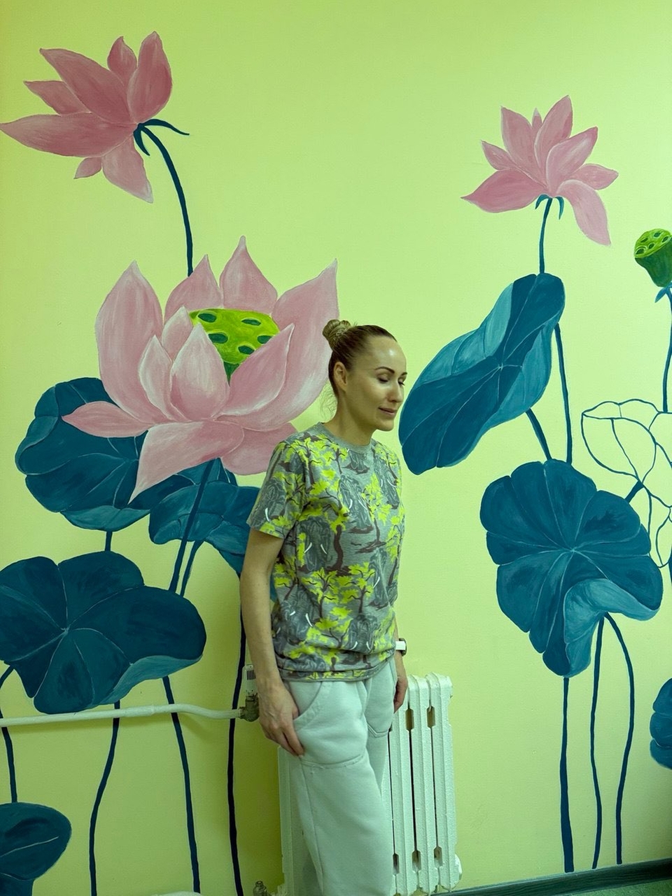 Строительные/ художественные акриловые краски, кисти. Роспись заняла 7 часов. 
Участие в благотворительном проекте.