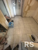 Укладка напольной плитки 40×40 выполнена за один рабочий день. Подготовил основание, нанёс клеевой состав и уложил плитку, соблюдая ровные швы и горизонталь.