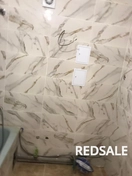 Каркас для стены и экрана под ванну собран из влагостойкого гипсокартона и металлических профилей.
На стены и пол уложена плитка. Выполнено за 3 дня.