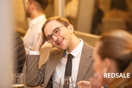 Фотографии отображают атмосферу корпоративного мероприятия с участием сотрудников и руководства.
Для съемки использовались фотоаппараты с широким углом обзора и световое оборудование для съемки в помещении.