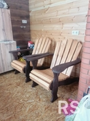 Уютная садовая мебель, выполненная из массива дерева — кресла с аккуратной сборкой и гладкой поверхностью для комфортного отдыха.
Процесс: Резка, шлифовка, сборка и покрытие лаком для защиты от влаги.