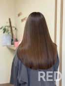 Стрижка женская. Круглая линия, актуальная стрижка на гладкие волосы. Если подкрутить, будет выглядеть очень красиво и современно. Ст-ть — 80 р. Длит-сть — 1–1,20 ч (в зависимости от густоты волос). Услуга включает: мытьё головы, маску/бальзам, термоспрей.