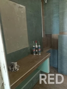 Уложил керамогранит и плитку за две недели, используя весь плиточный инструмент.
Собрал скрытые лючки, полки и стол из плитки, добившись монолитной поверхности.
По желанию заказчика подключил чистовую сантехнику с полным монтажом.