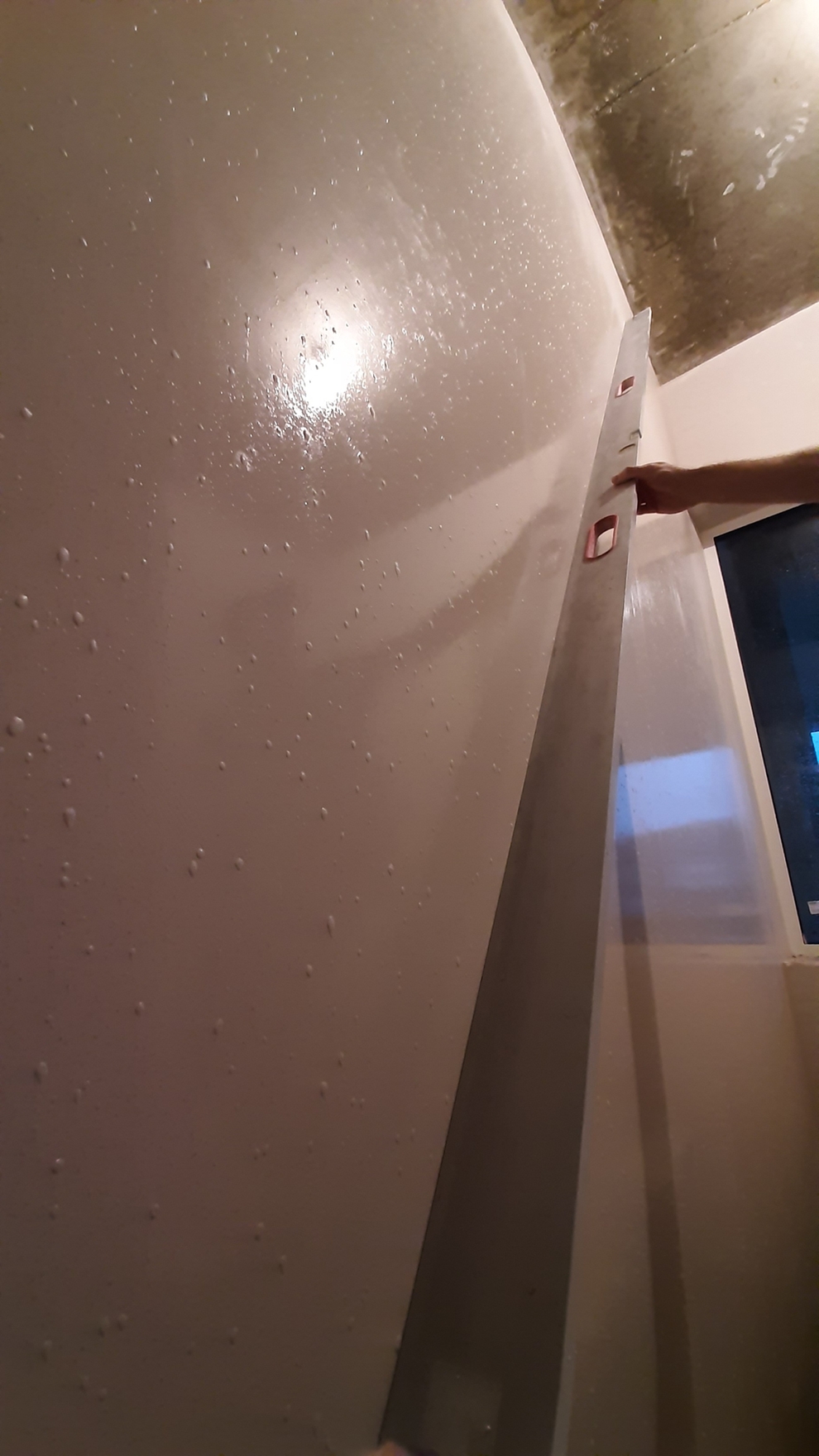 Проверка плоскости стен в гипсовой штукатурке.