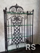 Кованая этажерка: художественная работа, выполненная для украшения интерьера и впечатления гостей.
Использованы металлические элементы, ручная ковка, сварка и декоративная отделка.