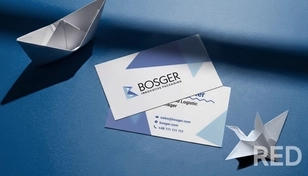 Дизайн визиток для производителя упаковочных материалов выполнен в строгом корпоративном стиле с использованием голубых и белых оттенков. Визитки сочетают чёткую типографику, логотип и лаконичную компоновку, подчёркивая профессионализм бренда.