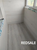 На балконе выполнена укладка высококачественного ламината с учетом влагостойкости. Использовались специальные гидроизоляционные материалы и подложка для защиты от конденсата.