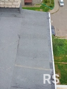 Демонтаж старой кровельной конструкции на балконах и установка новой кровли с монтажом водоотливных систем.