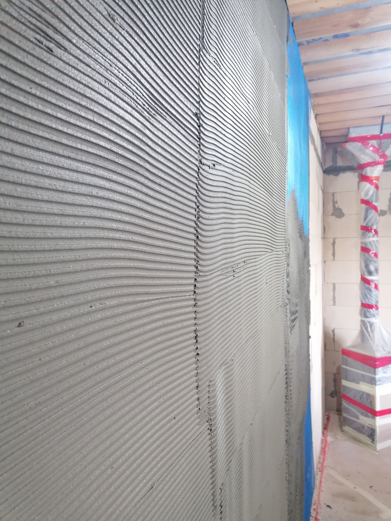 Армирование основания сеткой в клеевом составе, под гребёнку.