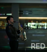 На свадьбе в честь Дня рождения Юбилея моя игра на саксофоне создала атмосферу праздника, наполненную теплотой и радостью. Каждая нота была пронизана эмоциями, чтобы этот день запомнился надолго!