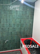 Укладка клинкерной плитки на стену в ванной комнате.