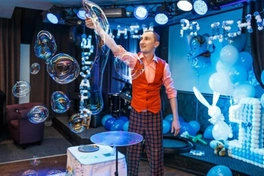 Создал волшебное шоу из гигантских мыльных пузырей, используя специальные растворы, длинные палочки и профессиональное освещение для эффектного зрелища.