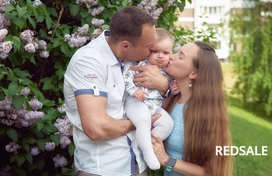 Семейная фотосессия в Витебске выполнена на улице с естественным светом для создания теплой атмосферы.
Для кадра использованы городские пейзажи, добавляющие динамику.
Камера настроена на акцентирование эмоций и взаимодействия между членами семьи.