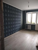 На фото демонстрируется укладка ламината.
Использовались: ламинатные планки, подложка, раскладка, пазловая сборка, пилка для обрезки.
Процесс включал подготовку основы, укладку планок по схеме и обрезку для соответствия размерам помещения.