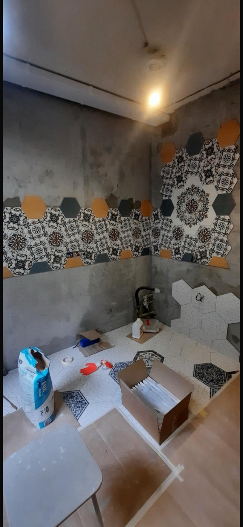 Выполнил укладку мозаики в помещении за 5 дней.
Работа включала подготовку поверхности, аккуратную укладку мозаики и финальную обработку швов для достижения идеального результата.