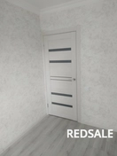 На фото представлен выполненный косметический ремонт комнаты. Использовались обои и высококачественный ламинат.