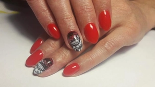 Художественная роспись ногтей в красном стиле.