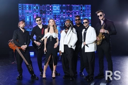 На сцене 7 музыкантов:

👩🏼🎤 Женский вокал 
🧔🏻🎤 Два мужских вокала 
🧑🏻🎷Саксофон 
🧑🏻🎸 Бас
👨🏻🎸Гитара 
👦🏿 🥁 Барабаны.