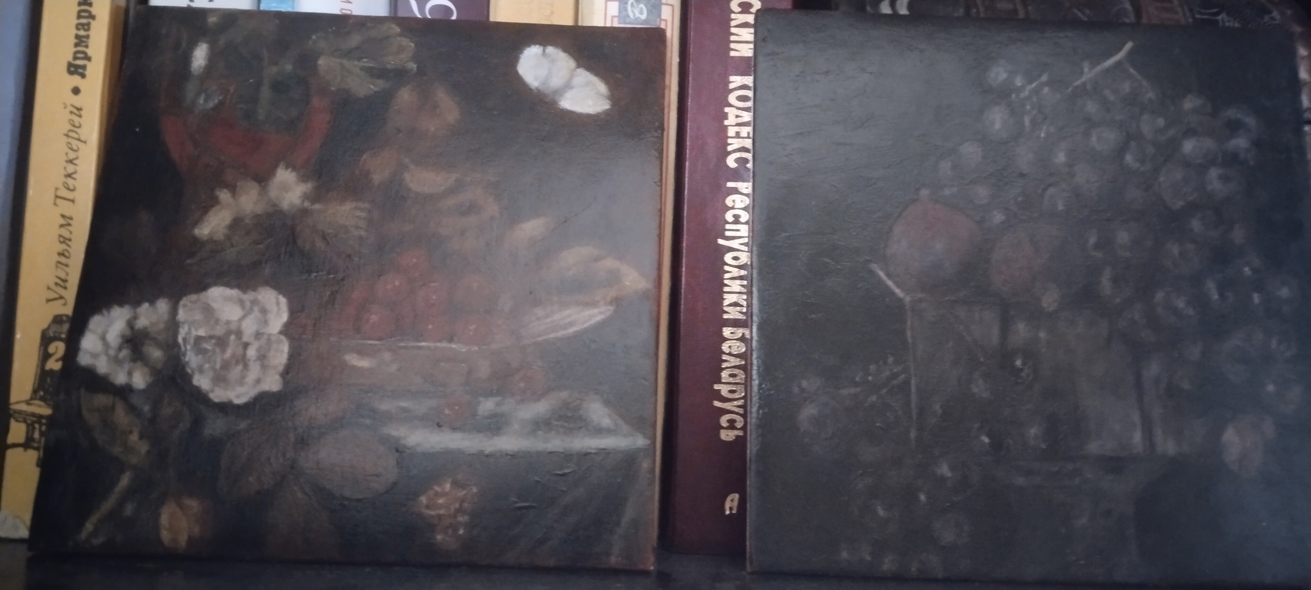 Картина в тёмных, насыщенных тонах передаёт натюрморт с фруктами, цветами и драпировкой, создавая атмосферу таинственности и глубины.
Масляная живопись с густыми мазками, игра света и тени подчёркивает объём и текстуру предметов.