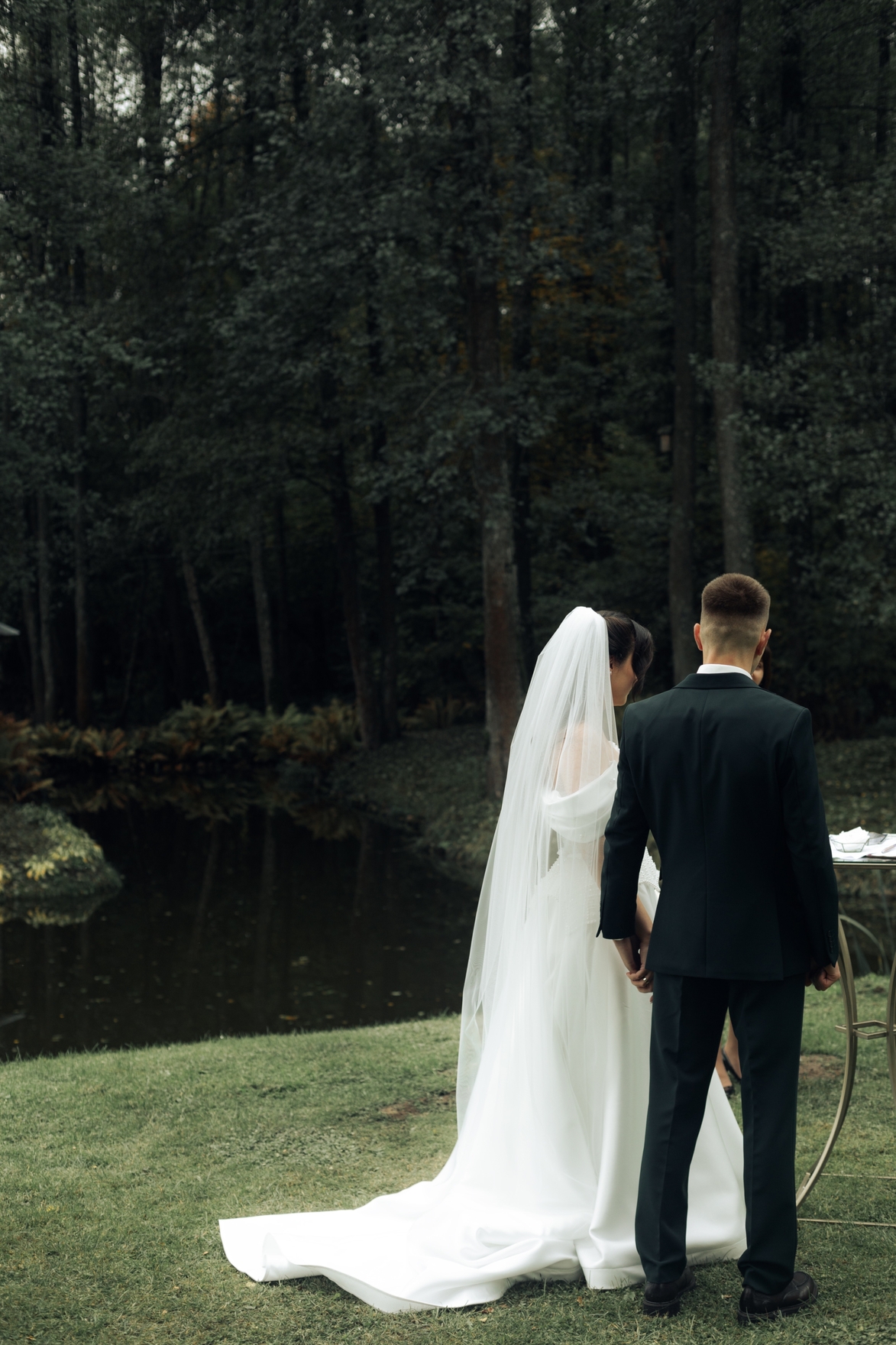 Свадебная съемка. Съемка на три часа. На данном фото была выполнена цветокоррекция, ретушь кожи (частотное разложение), тонирование (в коричневом и синем цвете), наложение масок.