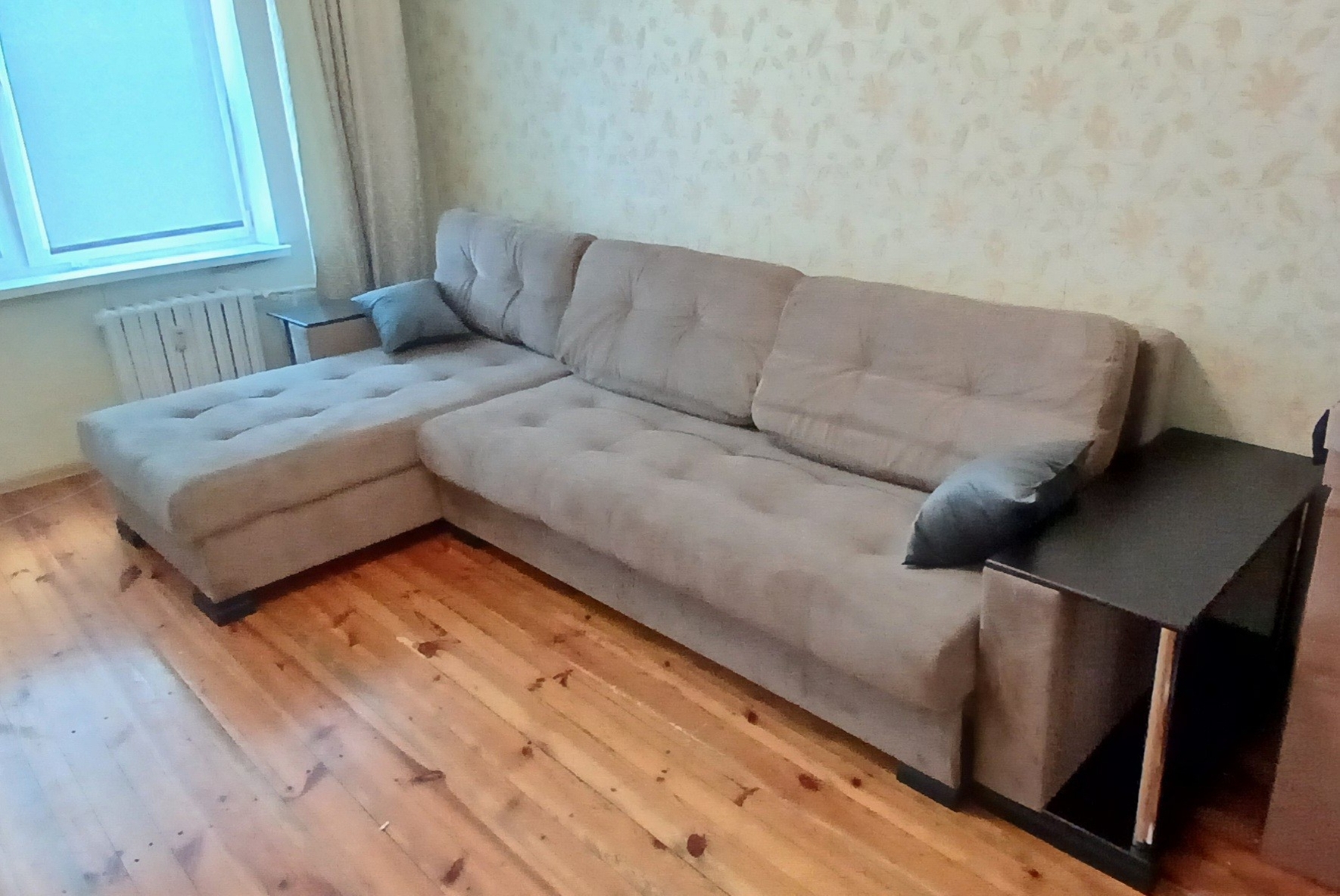 Диван-кровать Nicoletti от "Ами мебель". Сборка продуманная, если не считать гвоздей для дна — их сразу пришлось выбросить. Использовал только саморезы: надёжнее. Приятно удивила упаковка — много поролона. Справился примерно за 2,5 часа.