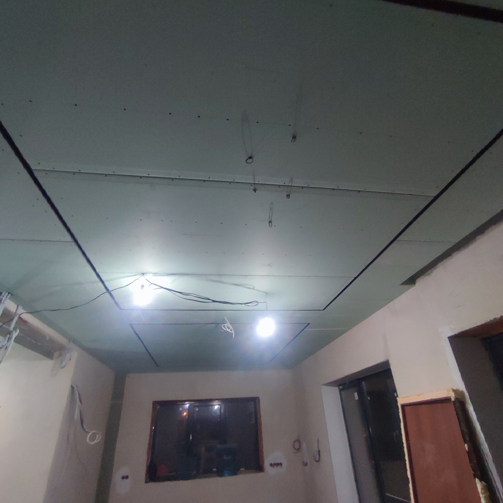 Монтаж потолка из гипсокартона с утеплением и звукоизоляцией, прокладка электропроводки для точечных светильников.