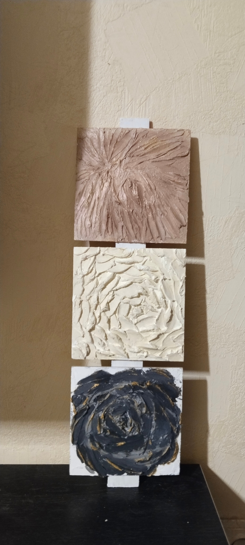 Мозаика выполнена в смешанной технике, объёмная, текстурная.
Использовались текстурная паста, перламутр, акрил, золочение.