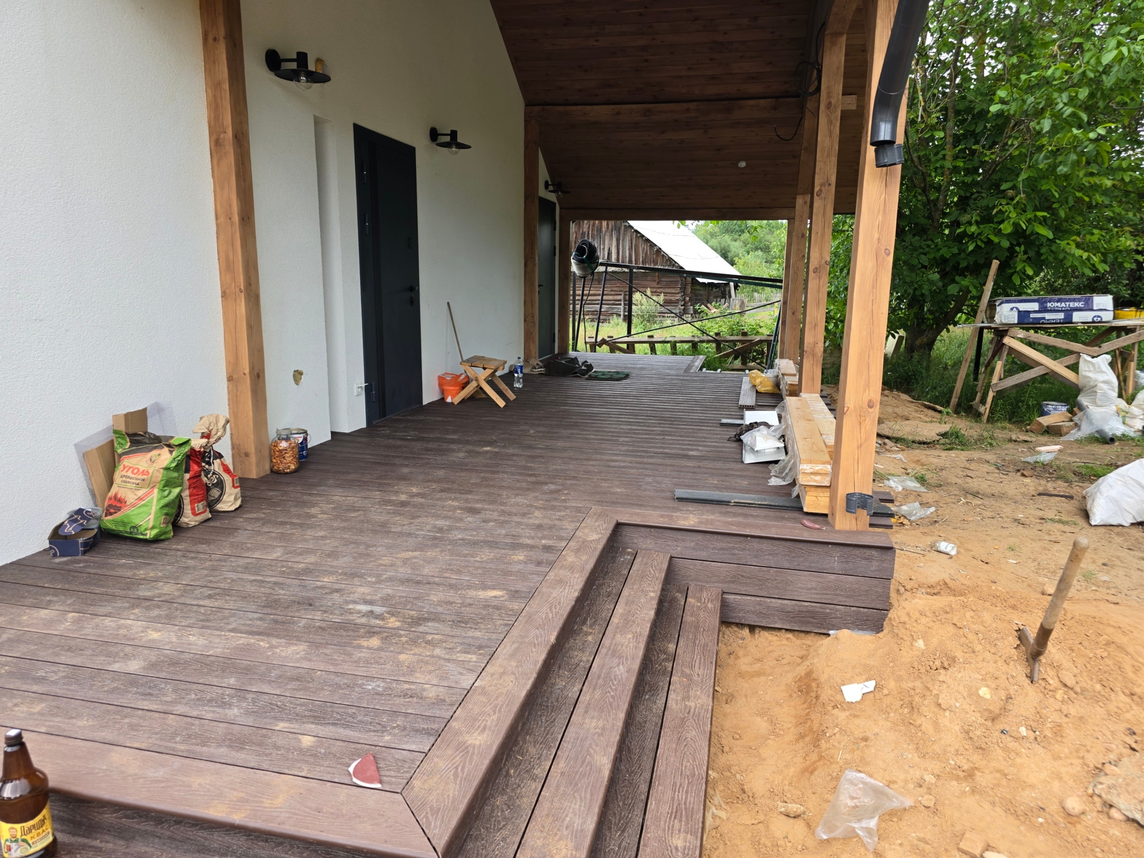 Монтаж террасной доски на подготовленный каркас. Использовался скрытый крепеж, уровень и шуруповерт. Каждая доска выравнивалась и фиксировалась с зазором для вентиляции и отвода воды.