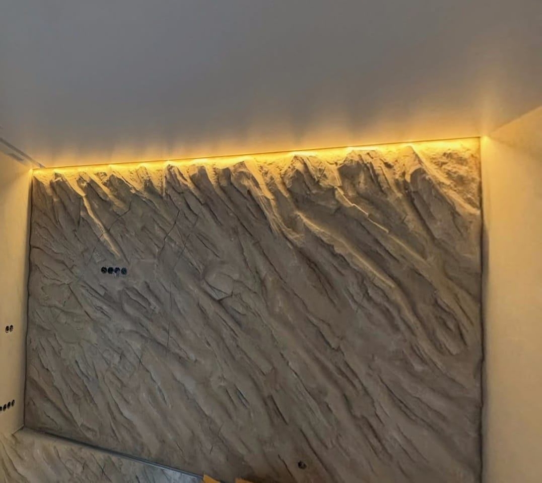  Имитация скалы акцентная стена, под тв зону, выполнена работа из декоративной штукатурки,