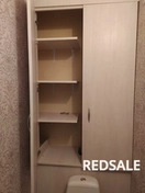 На фото изображена сборка шкафа в туалете. Для этого использовались компактные детали из ламинированного ДСП и металлические фурнитуры.