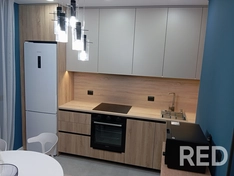 На фото представлена сборка кухни на заказ со скинали.