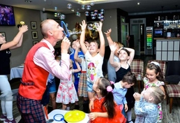 Мыльный раствор с глицерином и водой обеспечивает прочность пузырей.
Длинные нити и палочки формируют пузыри разных размеров и форм.
Световые эффекты и декор создают атмосферу волшебства.