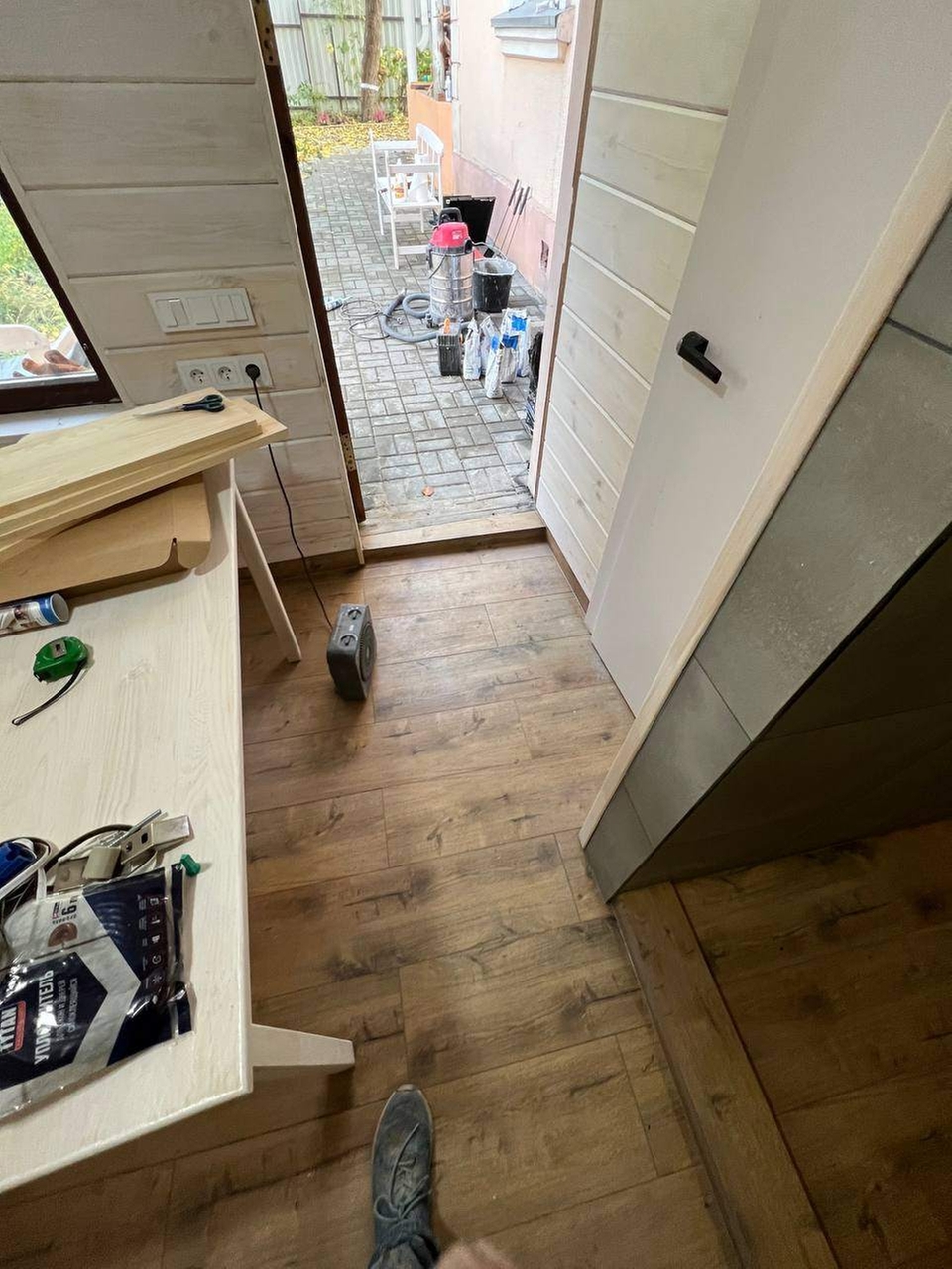 Проведена укладка плитки на пол в ванной комнате с изготовлением порожка для аккуратного перехода между покрытиями.