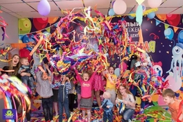 Яркое детское шоу с динамичным запуском серпентиновой ленты, создающей атмосферу праздника. Использованы разноцветные ленты, воздушные шары и декорации для визуального эффекта.                                                                           .